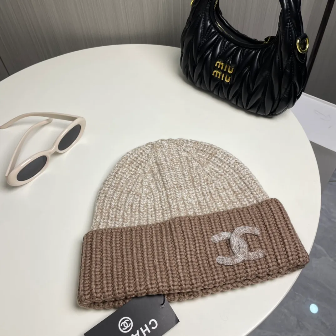 P60 Chanel official website quality Chanel autumn and winter wool hat recommended by internet celebrity fashion bloggers. It is a knitted hat with a super soft and comfortable feel and excellent elasticity!
