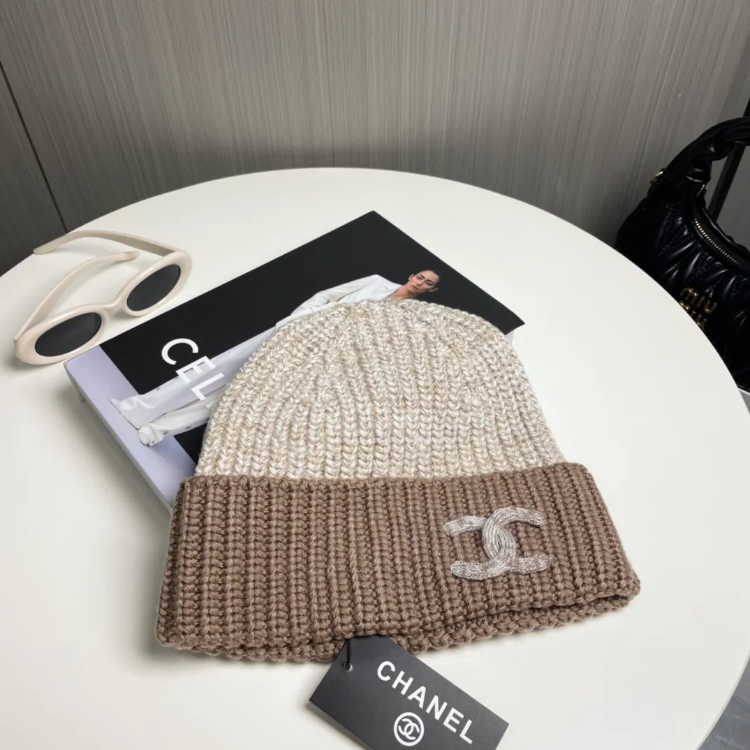 P60 Chanel official website quality Chanel autumn and winter wool hat recommended by internet celebrity fashion bloggers. It is a knitted hat with a super soft and comfortable feel and excellent elasticity!