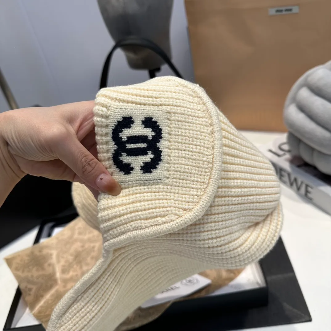 P60 Chane*🆕Chanel 24N new ski series wool hat, the popular Lei Feng hat all over the Internet, black and white, versatile and cool, can be worn by men and women as a couple, warm and good-looking, a must-have👍👍