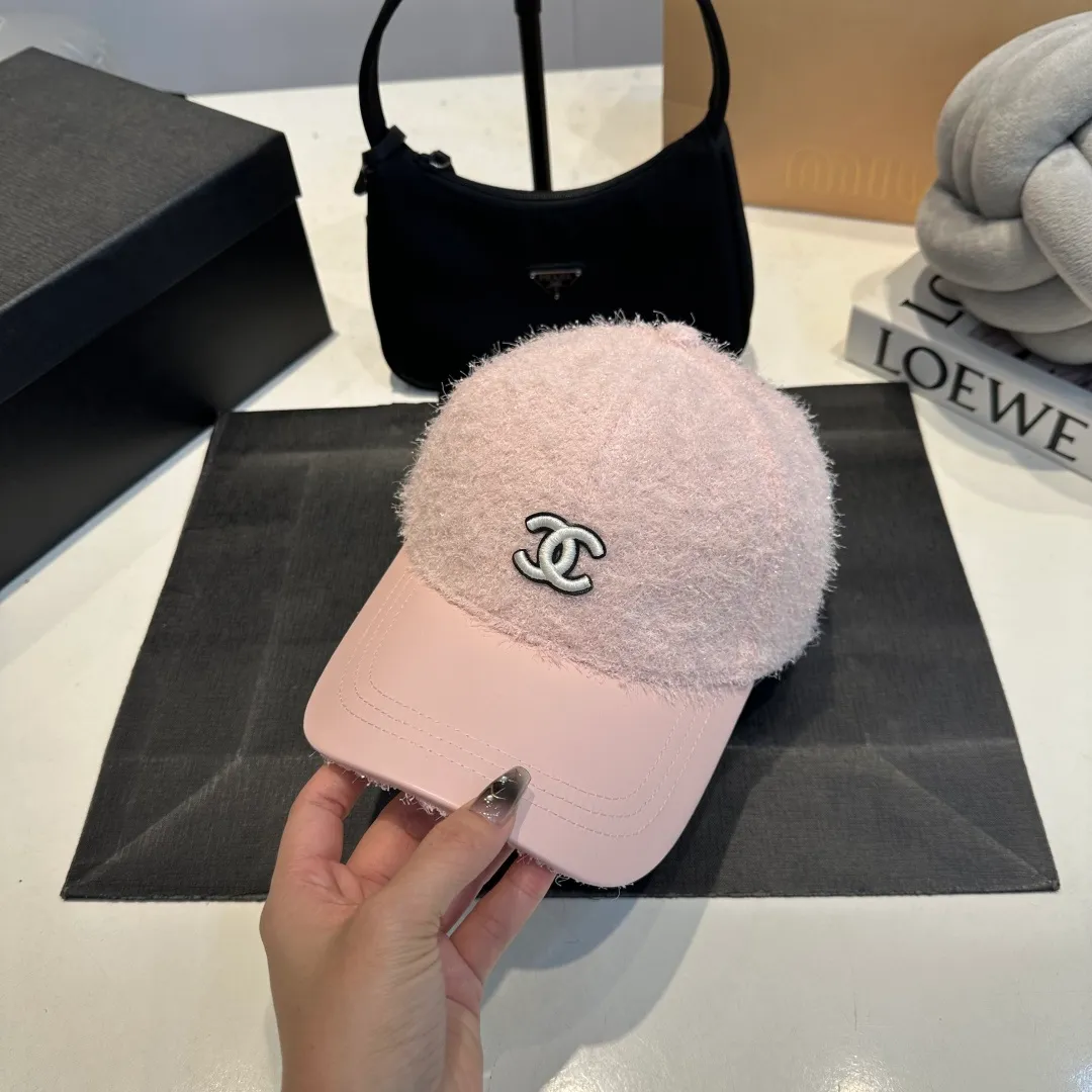 P60 CHANEL Chanel's new autumn and winter small fragrance style baseball cap🧢, the big brand model is super easy to match, one that you can wear with your eyes closed
