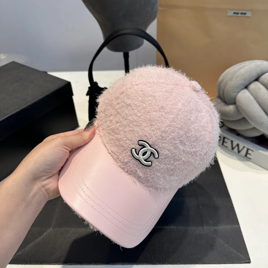 P60 CHANEL Chanel's new autumn and winter small fragrance style baseball cap🧢, the big brand model is super easy to match, one that you can wear with your eyes closed