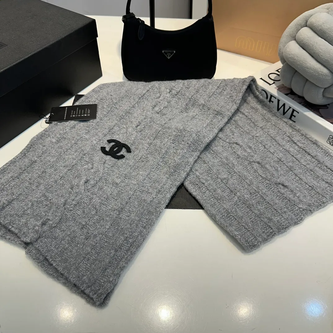 P160 Chanel Chanel autumn and winter woolen suit recommended by internet celebrity fashion bloggers, hat, gloves and scarf three-piece Xiaohongshu hot style, knitted hat with super soft and comfortable feel, excellent elasticity!