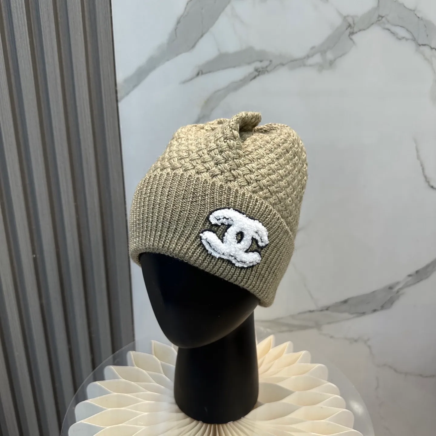 P70 Chanel official website quality Chanel autumn and winter fashion blogger recommended knitted hat, which hides a quiet sense of luxury. Every line is neat and generous, simple but not simple, generous and stylish. Every detail shows high-end taste, and the sense of fashion becomes more and more intriguing in the restraint.