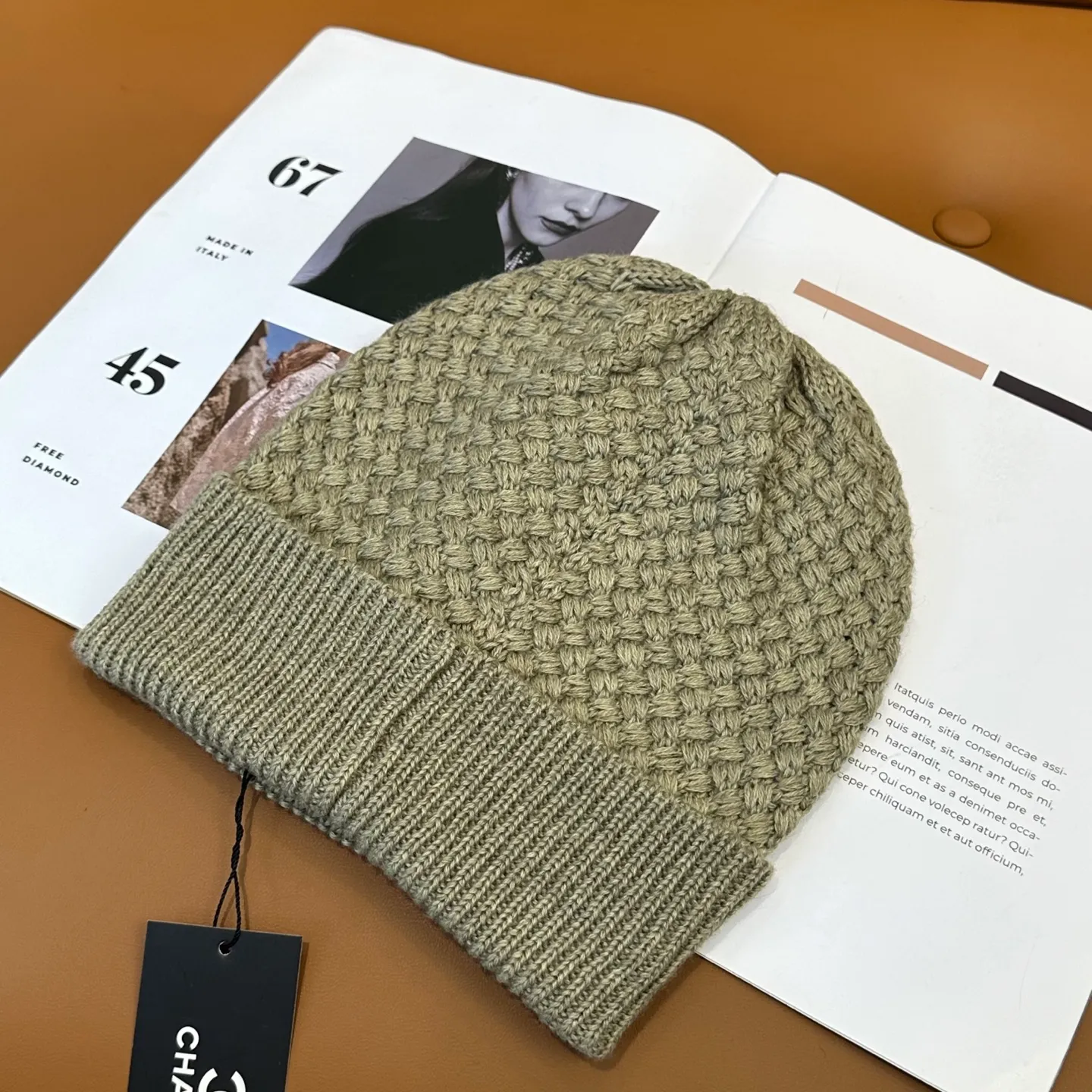 P70 Chanel official website quality Chanel autumn and winter fashion blogger recommended knitted hat, which hides a quiet sense of luxury. Every line is neat and generous, simple but not simple, generous and stylish. Every detail shows high-end taste, and the sense of fashion becomes more and more intriguing in the restraint.