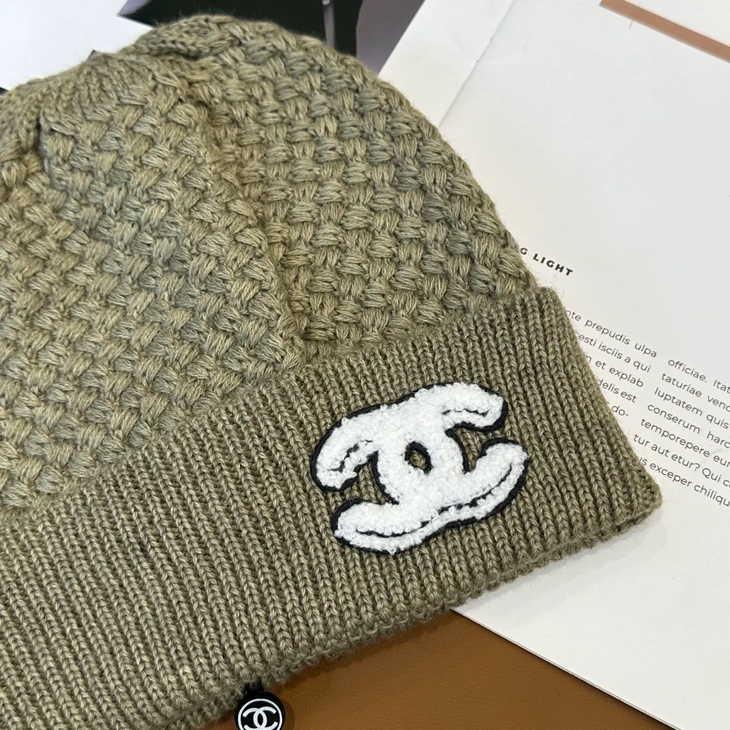P70 Chanel official website quality Chanel autumn and winter fashion blogger recommended knitted hat, which hides a quiet sense of luxury. Every line is neat and generous, simple but not simple, generous and stylish. Every detail shows high-end taste, and the sense of fashion becomes more and more intriguing in the restraint.