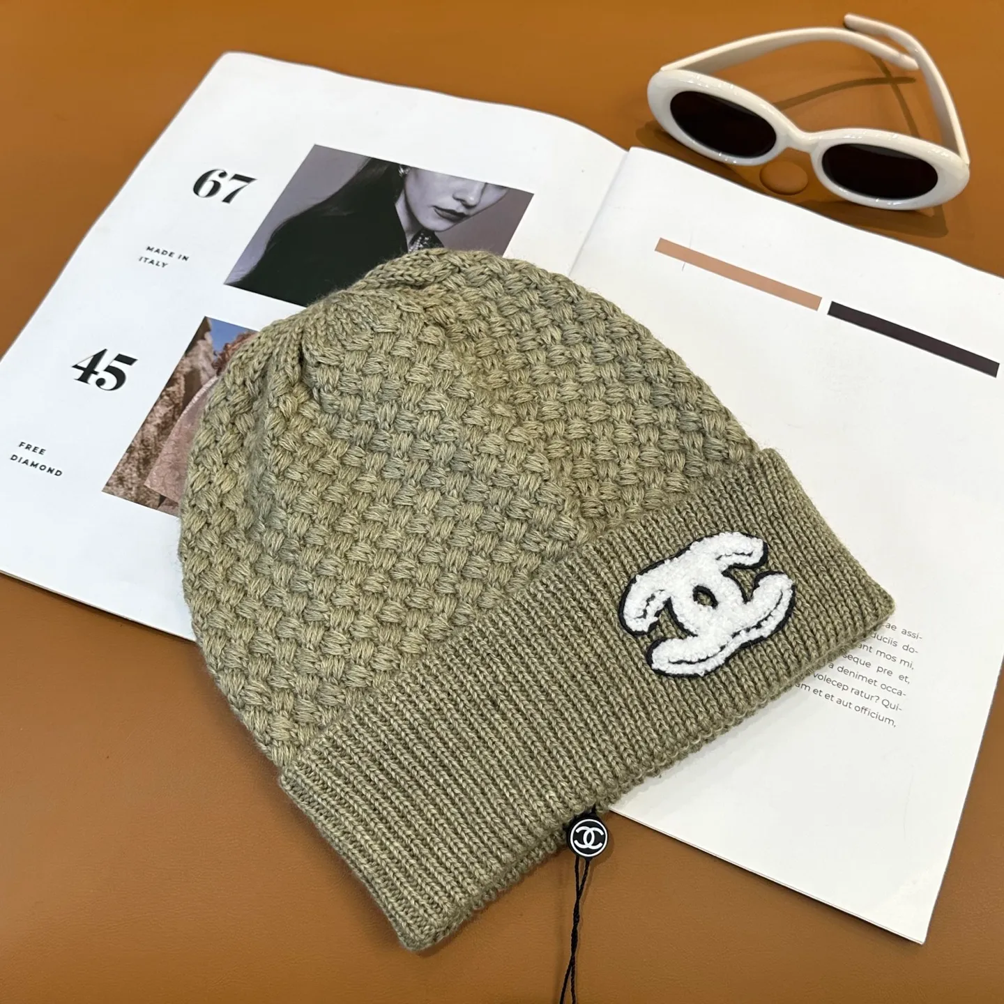 P70 Chanel official website quality Chanel autumn and winter fashion blogger recommended knitted hat, which hides a quiet sense of luxury. Every line is neat and generous, simple but not simple, generous and stylish. Every detail shows high-end taste, and the sense of fashion becomes more and more intriguing in the restraint.