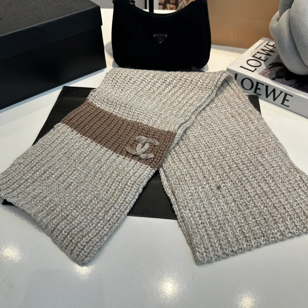 P170 CHANEL official website new classic suit hat! Hat ➕Scarf! It feels great in hand! It’s warm and super comfortable. This winter, all you need is a hat set like this. It’s warm and fashionable! Welcome to choose!!