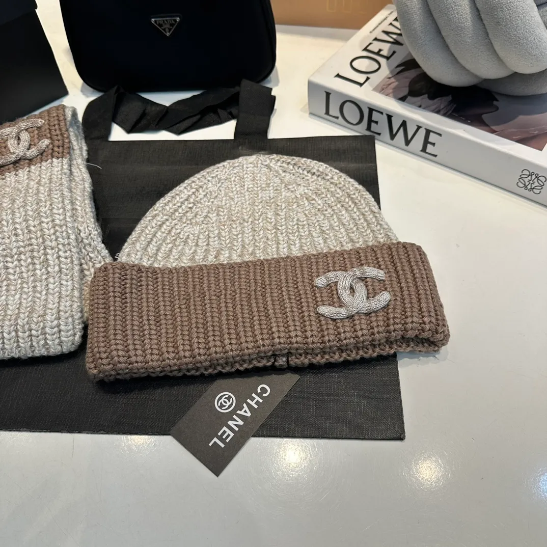 P170 CHANEL official website new classic suit hat! Hat ➕Scarf! It feels great in hand! It’s warm and super comfortable. This winter, all you need is a hat set like this. It’s warm and fashionable! Welcome to choose!!