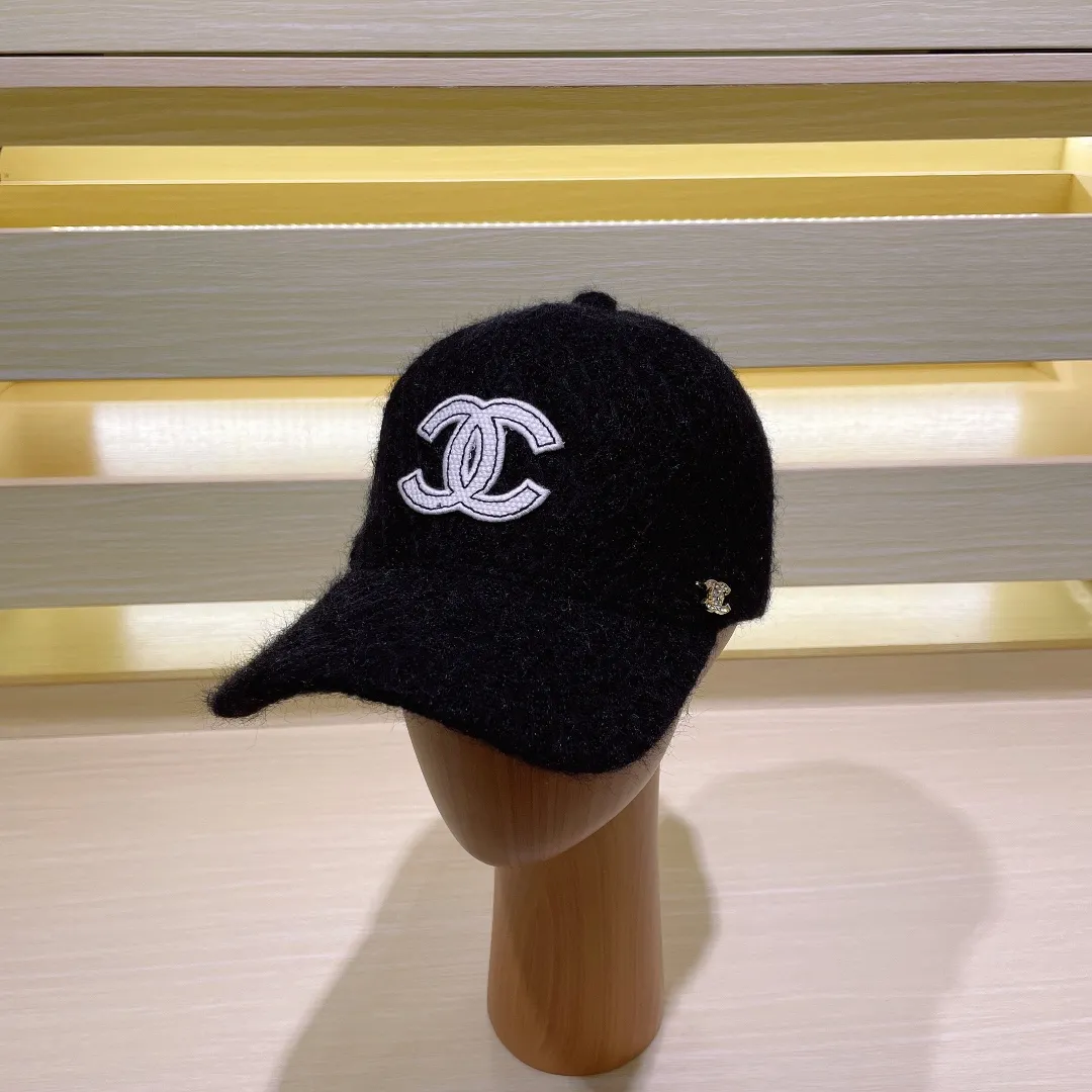 P66 CHANEL Chanel baseball cap autumn and winter warm peaked cap, simple and versatile hat shape, double C embroidered logo, good-looking and textured, versatile and age-reducing style, must-have fragrance powder