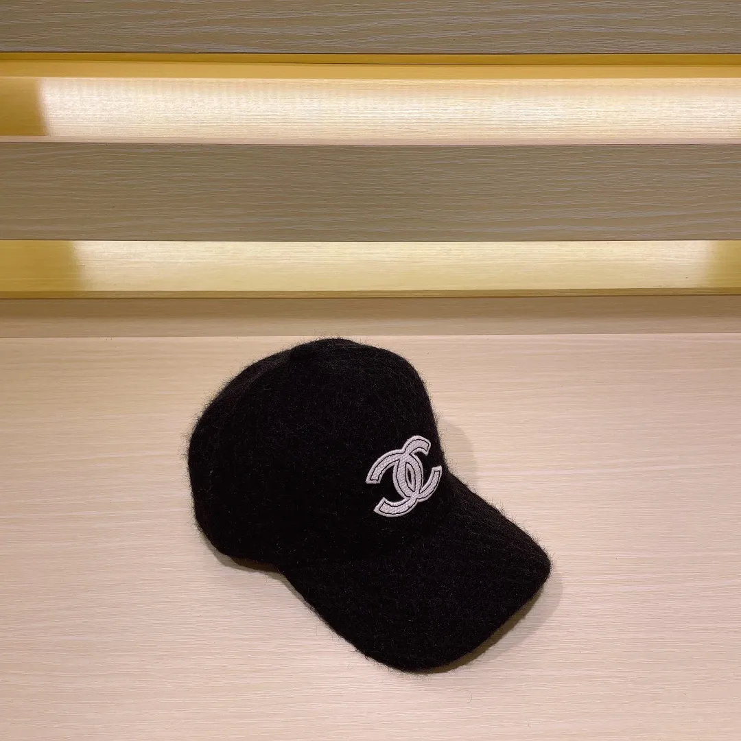 P66 CHANEL Chanel baseball cap autumn and winter warm peaked cap, simple and versatile hat shape, double C embroidered logo, good-looking and textured, versatile and age-reducing style, must-have fragrance powder