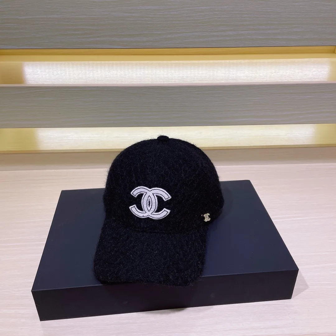 P66 CHANEL Chanel baseball cap autumn and winter warm peaked cap, simple and versatile hat shape, double C embroidered logo, good-looking and textured, versatile and age-reducing style, must-have fragrance powder