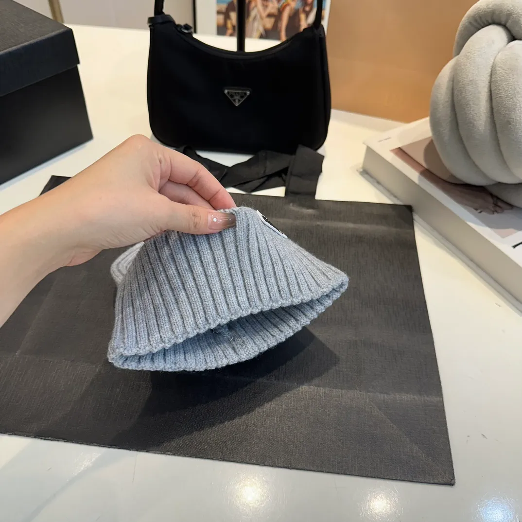 P50 CHANEL Autumn and Winter Striped Twist Wool Knitted Thick Cuffed Beanie Hat. The year-end heavy-duty high-looking fairy knitted hat is extremely versatile, easy on the head, and feels extremely soft and waxy. High-elastic rabbit wool does not deform.