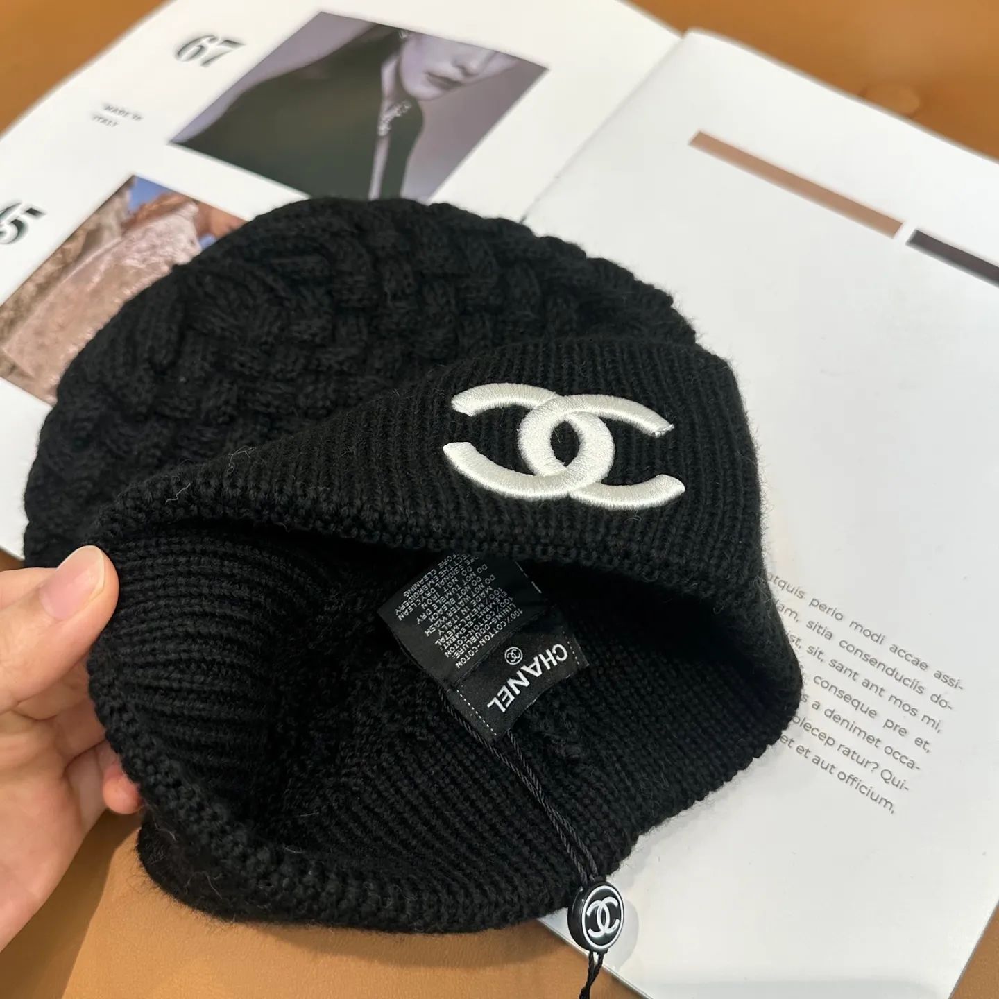 P80 Chanel official website high-quality Chanel autumn and winter knitted hat recommended by internet celebrity fashion bloggers. It hides a quiet sense of high-end. Every line is neat and generous, simple but not simple, generous and stylish. Every detail shows high-end taste, and the sense of fashion becomes more and more intriguing in the restraint.