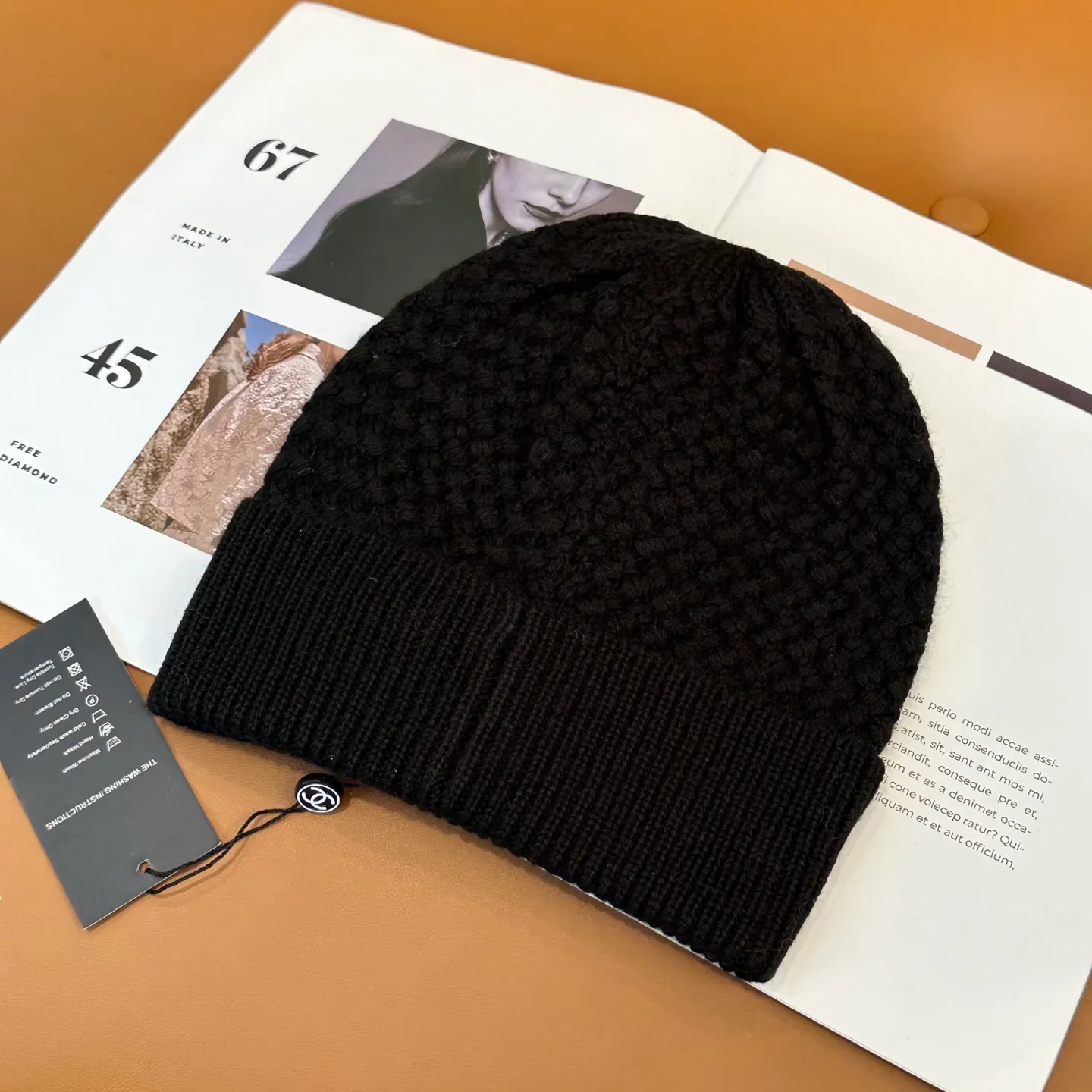 P70 Chanel official website quality Chanel autumn and winter fashion blogger recommended knitted hat, which hides a quiet sense of luxury. Every line is neat and generous, simple but not simple, generous and stylish. Every detail shows high-end taste, and the sense of fashion becomes more and more intriguing in the restraint.
