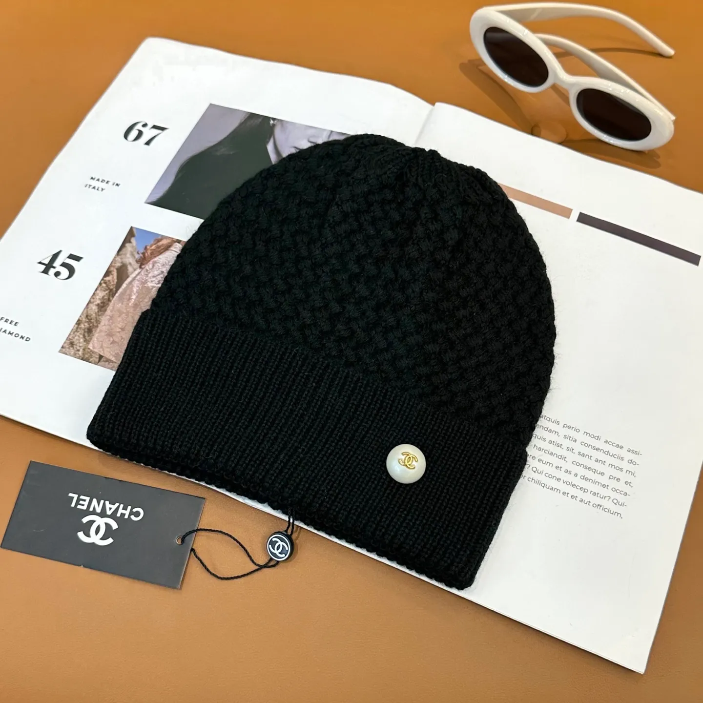 P70 Chanel official website quality Chanel autumn and winter fashion blogger recommended knitted hat, which hides a quiet sense of luxury. Every line is neat and generous, simple but not simple, generous and stylish. Every detail shows high-end taste, and the sense of fashion becomes more and more intriguing in the restraint.