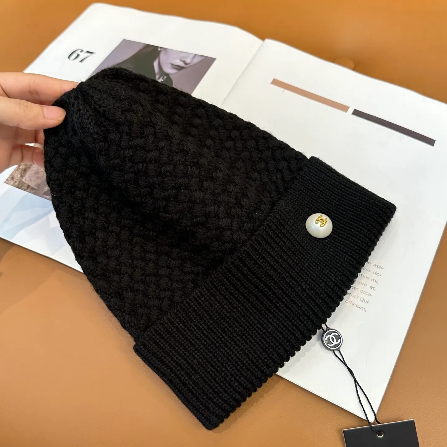 P70 Chanel official website quality Chanel autumn and winter fashion blogger recommended knitted hat, which hides a quiet sense of luxury. Every line is neat and generous, simple but not simple, generous and stylish. Every detail shows high-end taste, and the sense of fashion becomes more and more intriguing in the restraint.