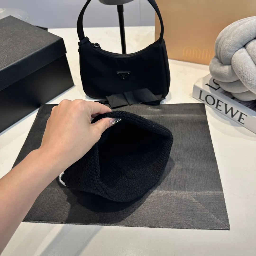 P50 Cha.nel official website quality Chanel autumn and winter woolen hat recommended by Internet celebrity fashion bloggers, Xiaohongshu's popular style, super soft and comfortable knitted hat with excellent elasticity!
