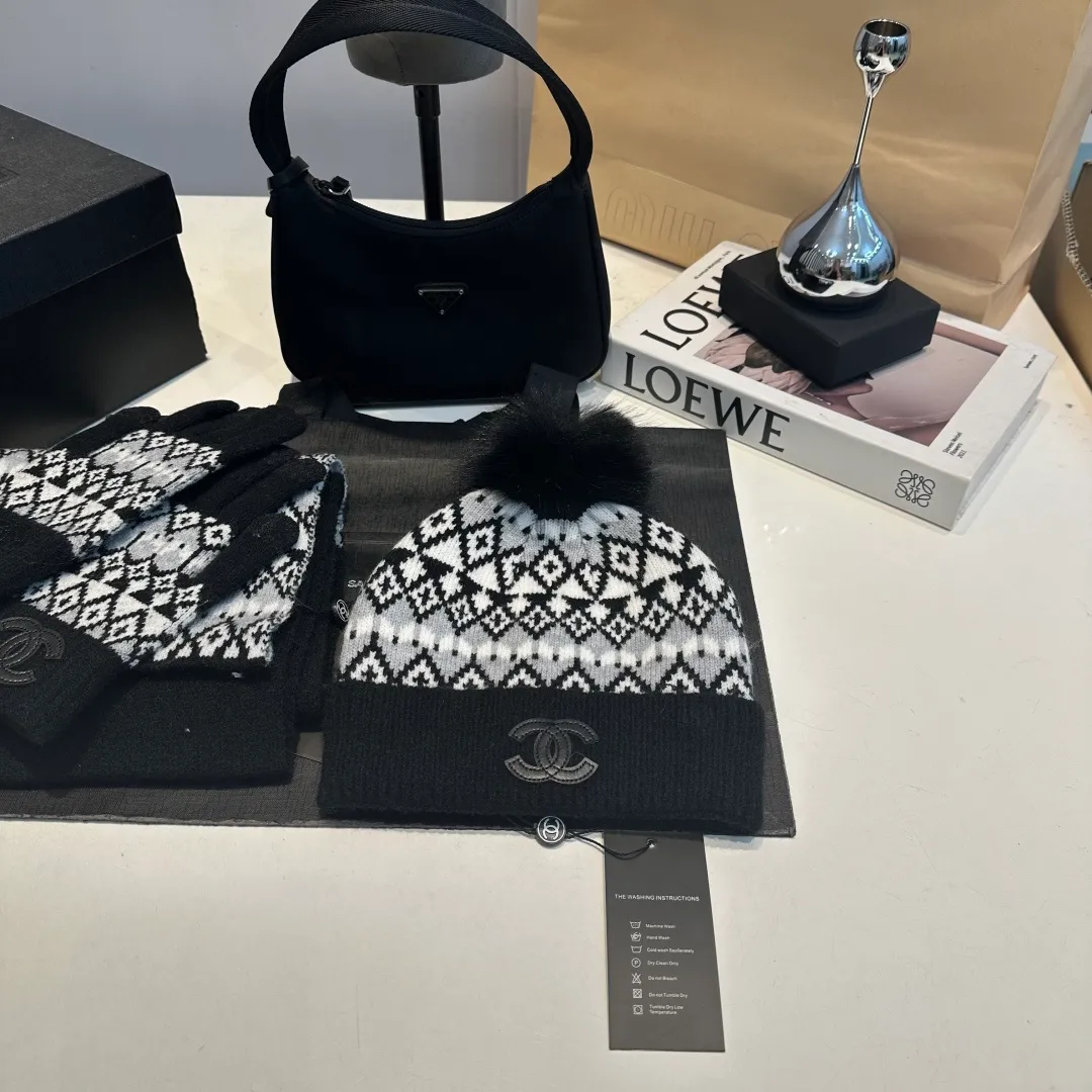 P170 CHANEL Xiaohongshu popular style, official website new classic suit hat! Hat➕scarf+gloves feel great! It’s warm and super comfortable. This winter, all you need is a hat set like this. It’s warm and fashionable! Welcome to choose!!