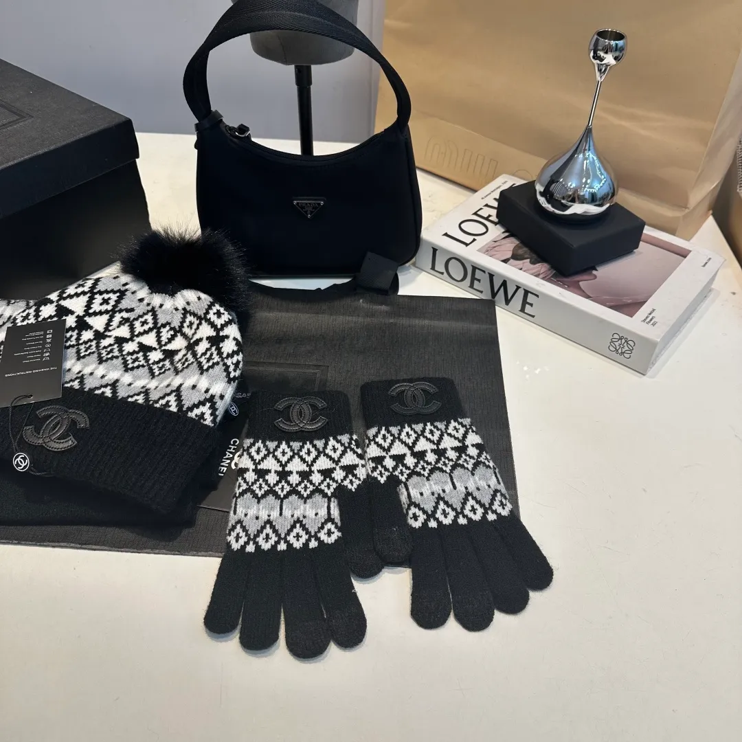 P170 CHANEL Xiaohongshu popular style, official website new classic suit hat! Hat➕scarf+gloves feel great! It’s warm and super comfortable. This winter, all you need is a hat set like this. It’s warm and fashionable! Welcome to choose!!