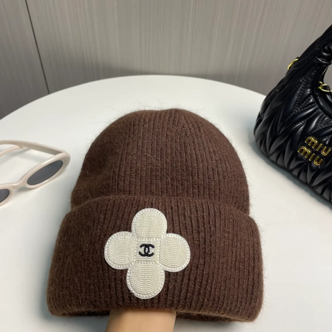 P76 Chanel Chanel Autumn and Winter Rabbit Hair Camellia Beanie Recommended by Internet Celebrity Fashion Bloggers, Xiaohongshu’s Popular Style, Knitted Beanie with a Super Soft and Comfortable Feel, and Excellent Elasticity!