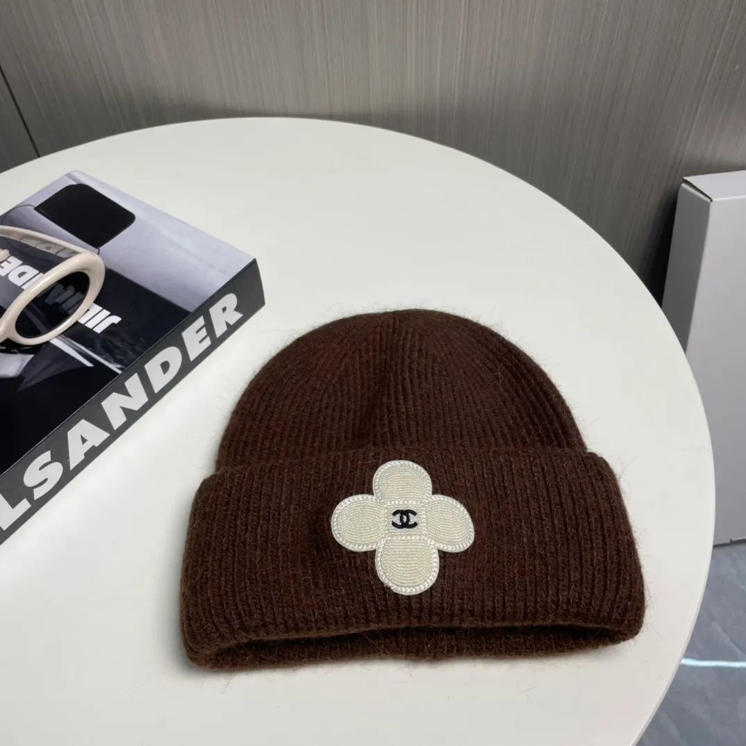 P76 Chanel Chanel Autumn and Winter Rabbit Hair Camellia Beanie Recommended by Internet Celebrity Fashion Bloggers, Xiaohongshu’s Popular Style, Knitted Beanie with a Super Soft and Comfortable Feel, and Excellent Elasticity!