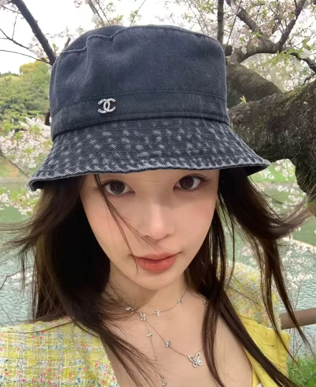 P60 Chanel denim bucket hat, an eternal classic in the fashion industry👑 The simple and elegant style is Chanel's unique interpretation of fashion. There are two denim tones, blue and gray, one full of energy and the other calm and restrained, both exuding an innate sense of high-end. The large brim design is not only a practical tool for blocking the sun, but also an excellent assistant for modifying your face. Whether you have a heart-shaped face, a round face or a square face, it can show charming lines against the background. The iconic double C logo is exquisitely embellished, low-key but flamboyantly announcing its identity. This is not only a brand logo, but also a symbol of fashion and quality.  In terms of material, denim is stiff yet soft, comfortable and skin-friendly, has good breathability, and you won’t feel stuffy when worn for a long time. Whether paired with simple white T jeans to create a casual and casual style; or paired with a dress to create a romantic and elegant style, it can be perfectly matched and make you easily become the focus of fashion.  Owning this Chanel denim bucket hat is like having a master key to the fashion world, starting your own unique style journey~