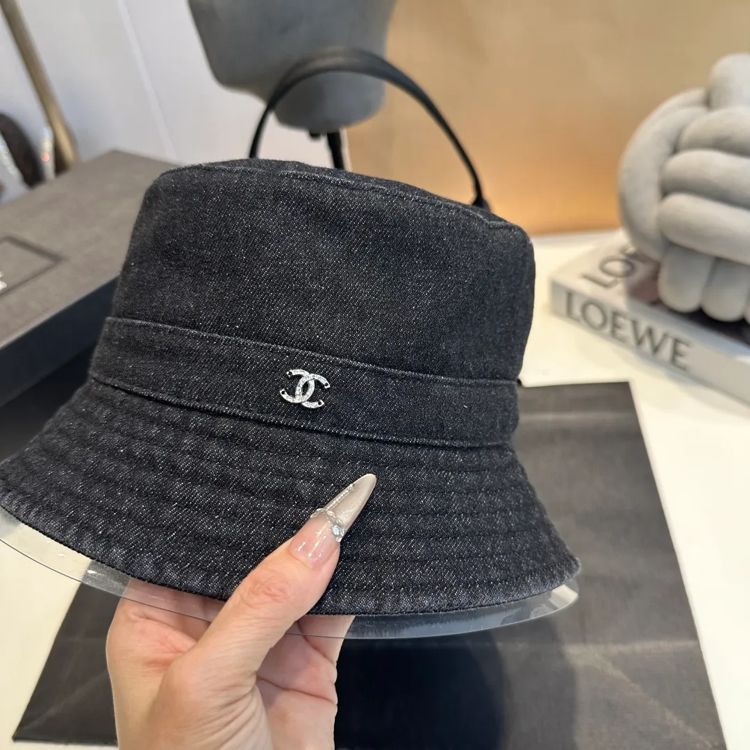 P60 Chanel denim bucket hat, an eternal classic in the fashion industry👑 The simple and elegant style is Chanel's unique interpretation of fashion. There are two denim tones, blue and gray, one full of energy and the other calm and restrained, both exuding an innate sense of high-end. The large brim design is not only a practical tool for blocking the sun, but also an excellent assistant for modifying your face. Whether you have a heart-shaped face, a round face or a square face, it can show charming lines against the background. The iconic double C logo is exquisitely embellished, low-key but flamboyantly announcing its identity. This is not only a brand logo, but also a symbol of fashion and quality.  In terms of material, denim is stiff yet soft, comfortable and skin-friendly, has good breathability, and you won’t feel stuffy when worn for a long time. Whether paired with simple white T jeans to create a casual and casual style; or paired with a dress to create a romantic and elegant style, it can be perfectly matched and make you easily become the focus of fashion.  Owning this Chanel denim bucket hat is like having a master key to the fashion world, starting your own unique style journey~