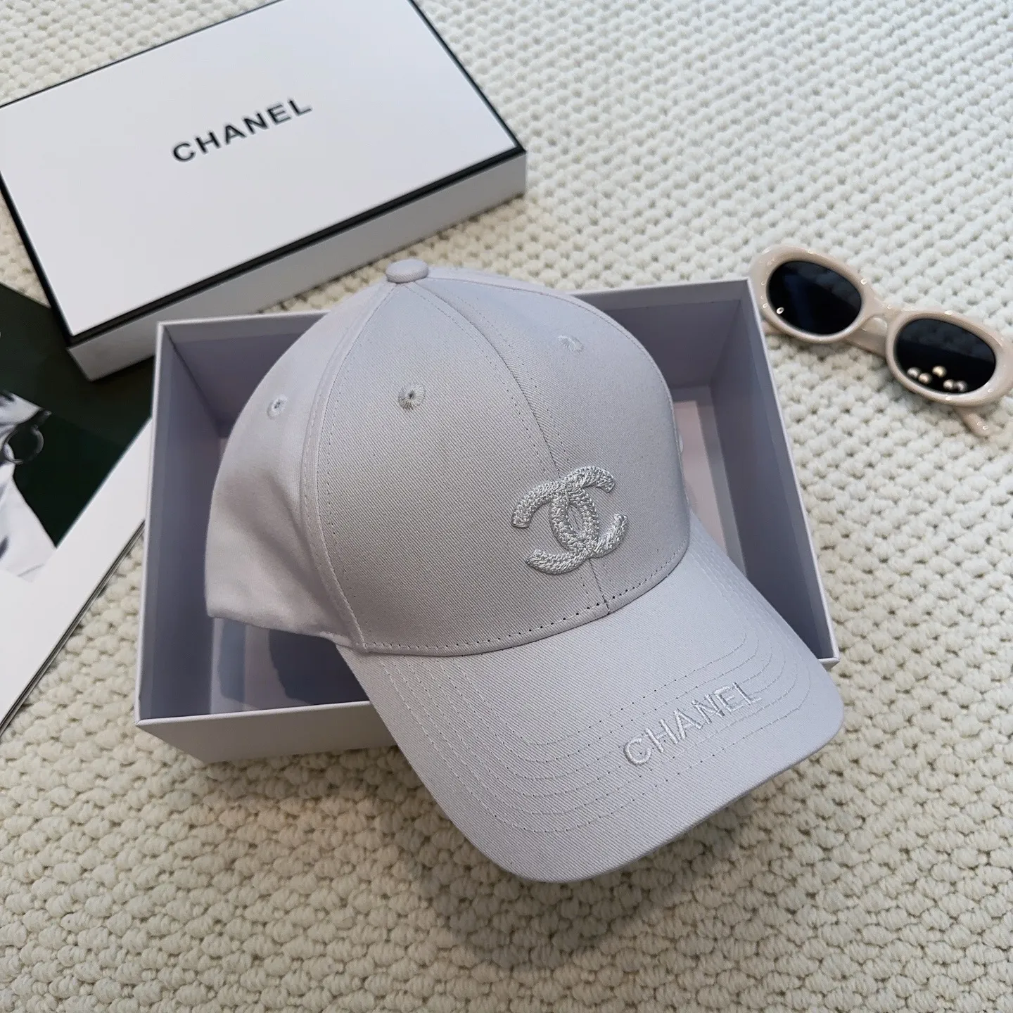 P66 CHANEL Chanel] New simple embroidered logo baseball cap🧢New model shipped, big brand style is super easy to match, hurry up and get it