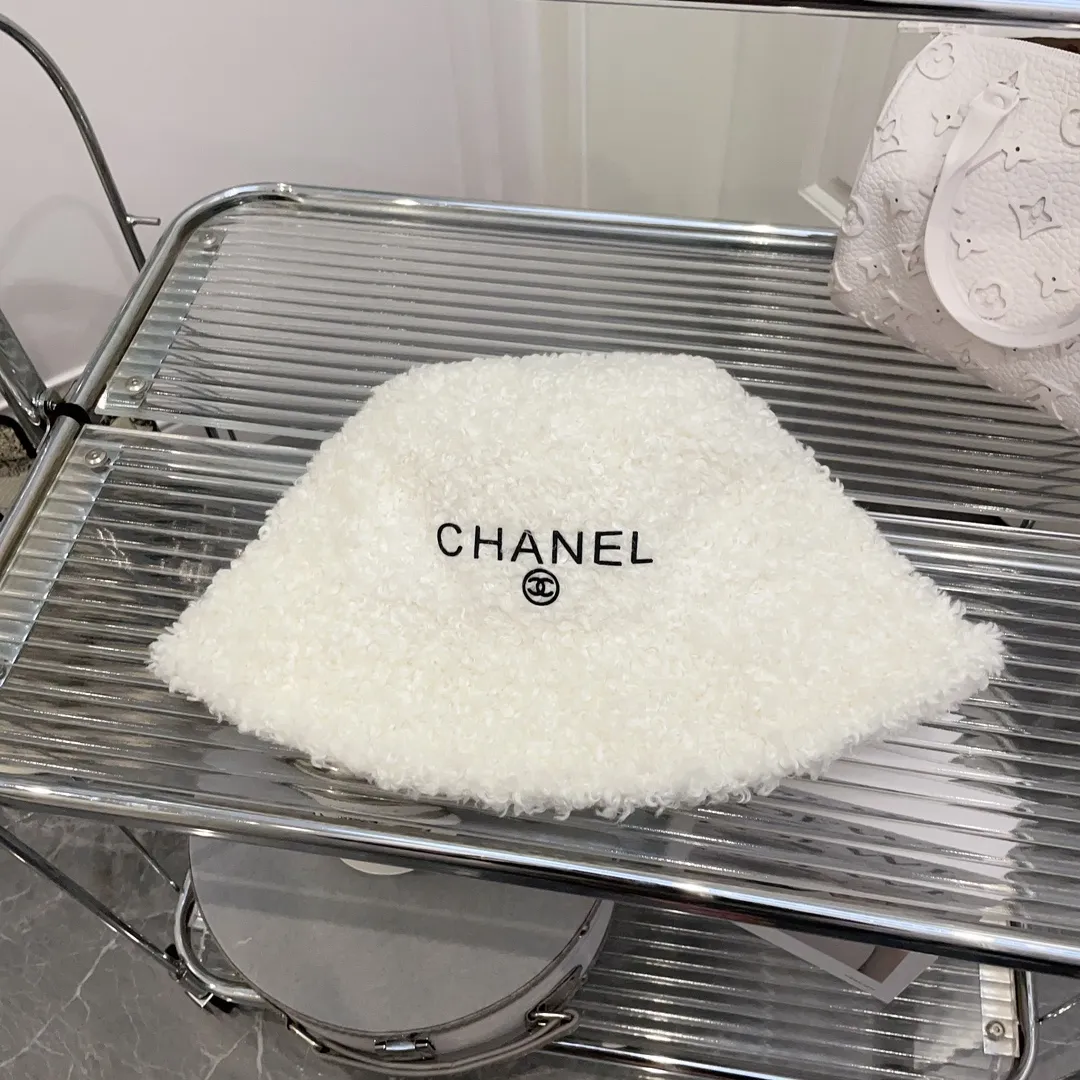 P60 CHANEL Chanel's new autumn and winter teddy roll bucket hat. This teddy roll is so beautiful. It reduces age and keeps you warm. The little fairy loves it.