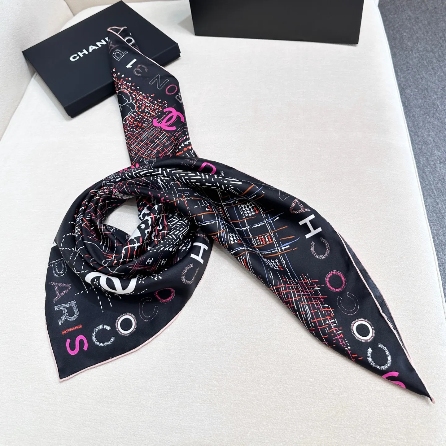 💰330. Product name: Colorful Kangpeng Fabric: Silk Size: 90*90 Color: Black Off-white Fashion is the process of constant transformation of classics. Classics reappear. Xiangjia Kangpeng series was launched in 2004. It is quilted and has a unique design with a large cc logo that is the symbol of Xiangjia. It is very popular. The name "Campon" comes from the hat workshop opened by Coco-Chamberlain on rue Cambon in Paris in 1910. Since then, rue Cambon has been a special symbol of Chanel's success, including the haute couture store she opened at 31 rue Cambon.