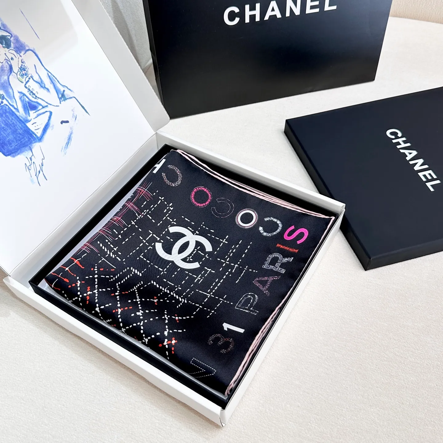 💰330. Product name: Colorful Kangpeng Fabric: Silk Size: 90*90 Color: Black Off-white Fashion is the process of constant transformation of classics. Classics reappear. Xiangjia Kangpeng series was launched in 2004. It is quilted and has a unique design with a large cc logo that is the symbol of Xiangjia. It is very popular. The name "Campon" comes from the hat workshop opened by Coco-Chamberlain on rue Cambon in Paris in 1910. Since then, rue Cambon has been a special symbol of Chanel's success, including the haute couture store she opened at 31 rue Cambon.