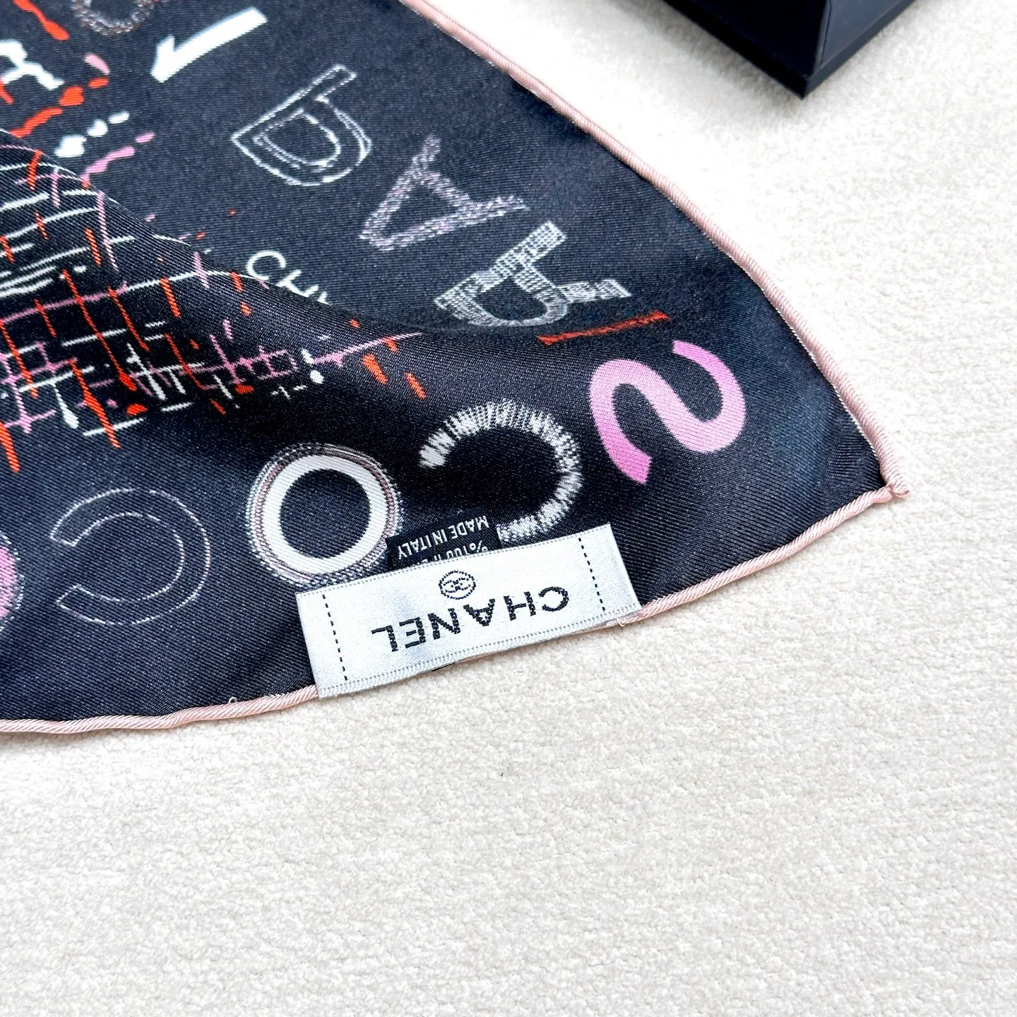💰330. Product name: Colorful Kangpeng Fabric: Silk Size: 90*90 Color: Black Off-white Fashion is the process of constant transformation of classics. Classics reappear. Xiangjia Kangpeng series was launched in 2004. It is quilted and has a unique design with a large cc logo that is the symbol of Xiangjia. It is very popular. The name "Campon" comes from the hat workshop opened by Coco-Chamberlain on rue Cambon in Paris in 1910. Since then, rue Cambon has been a special symbol of Chanel's success, including the haute couture store she opened at 31 rue Cambon.