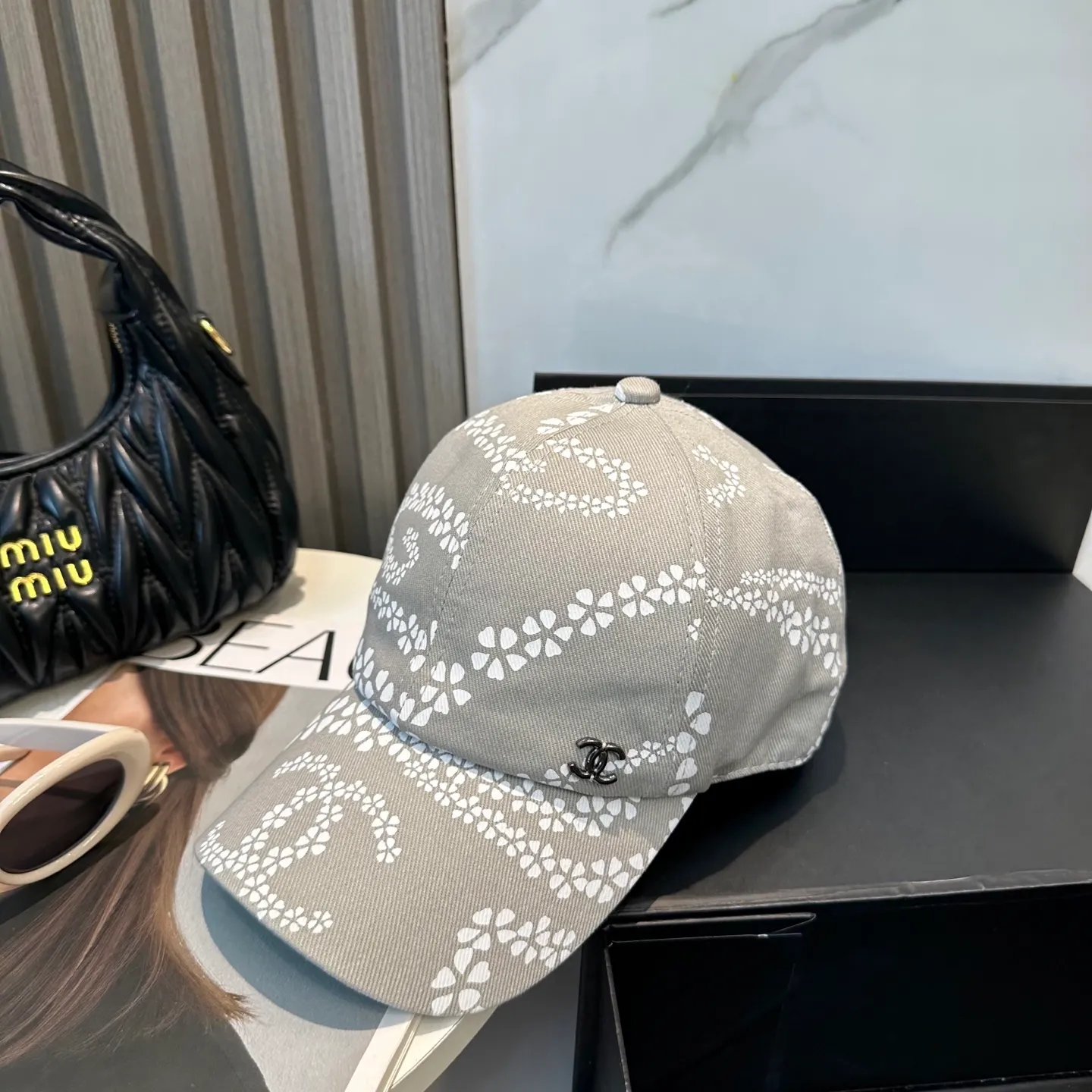 P60 new Chanel new high-version baseball cap, a classic baseball cap style, suitable for various occasions. Whether it is paired with casual wear or sportswear, it can easily enhance the fashion sense of the overall look. It is a trendy item that fashion lovers cannot miss.