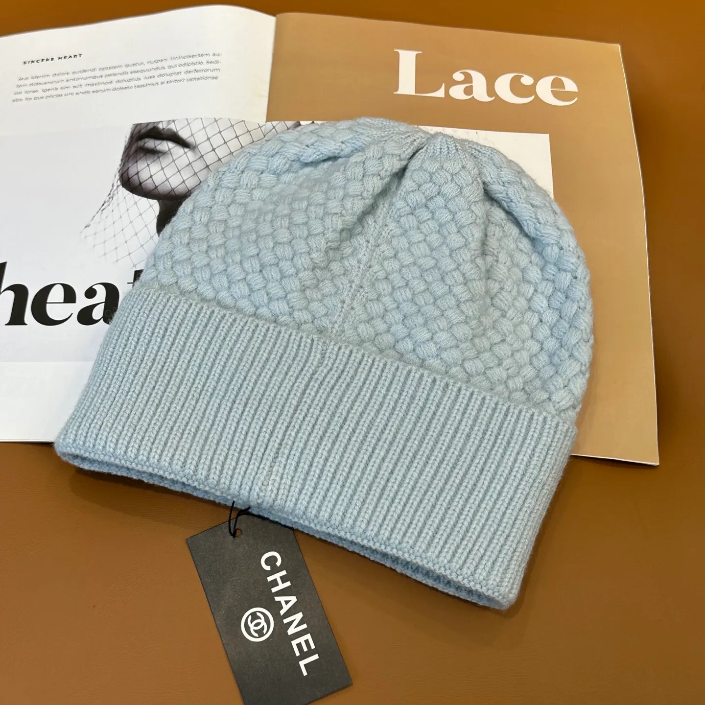 P70 Chanel official website quality Chanel autumn and winter knitted hat recommended by internet celebrity fashion bloggers. It hides a quiet sense of high-end. Every line is neat and elegant, simple but not simple, generous but not out of style. Every detail shows high-end taste, and the sense of fashion becomes more and more intriguing in the restraint.