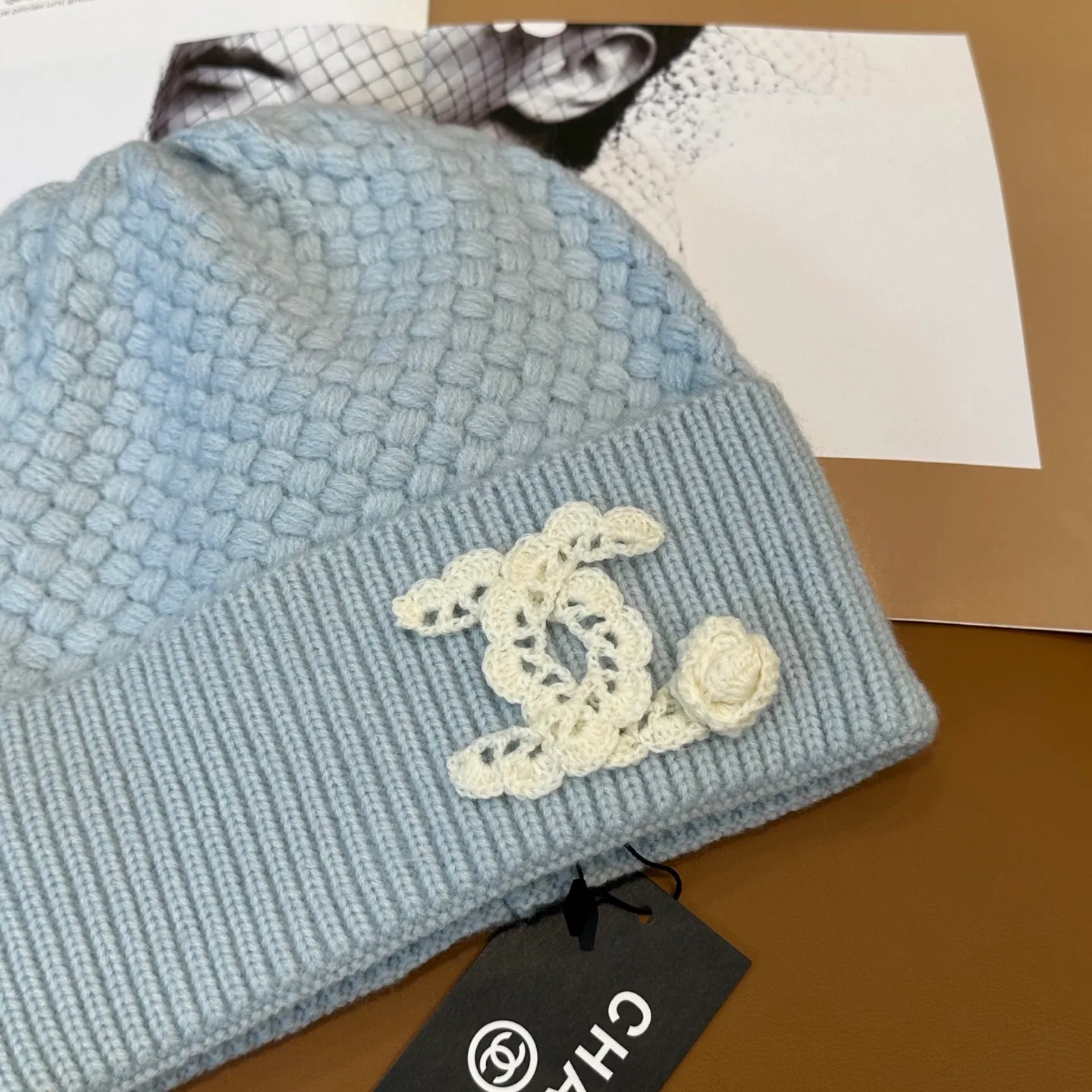 P70 Chanel official website quality Chanel autumn and winter knitted hat recommended by internet celebrity fashion bloggers. It hides a quiet sense of high-end. Every line is neat and elegant, simple but not simple, generous but not out of style. Every detail shows high-end taste, and the sense of fashion becomes more and more intriguing in the restraint.