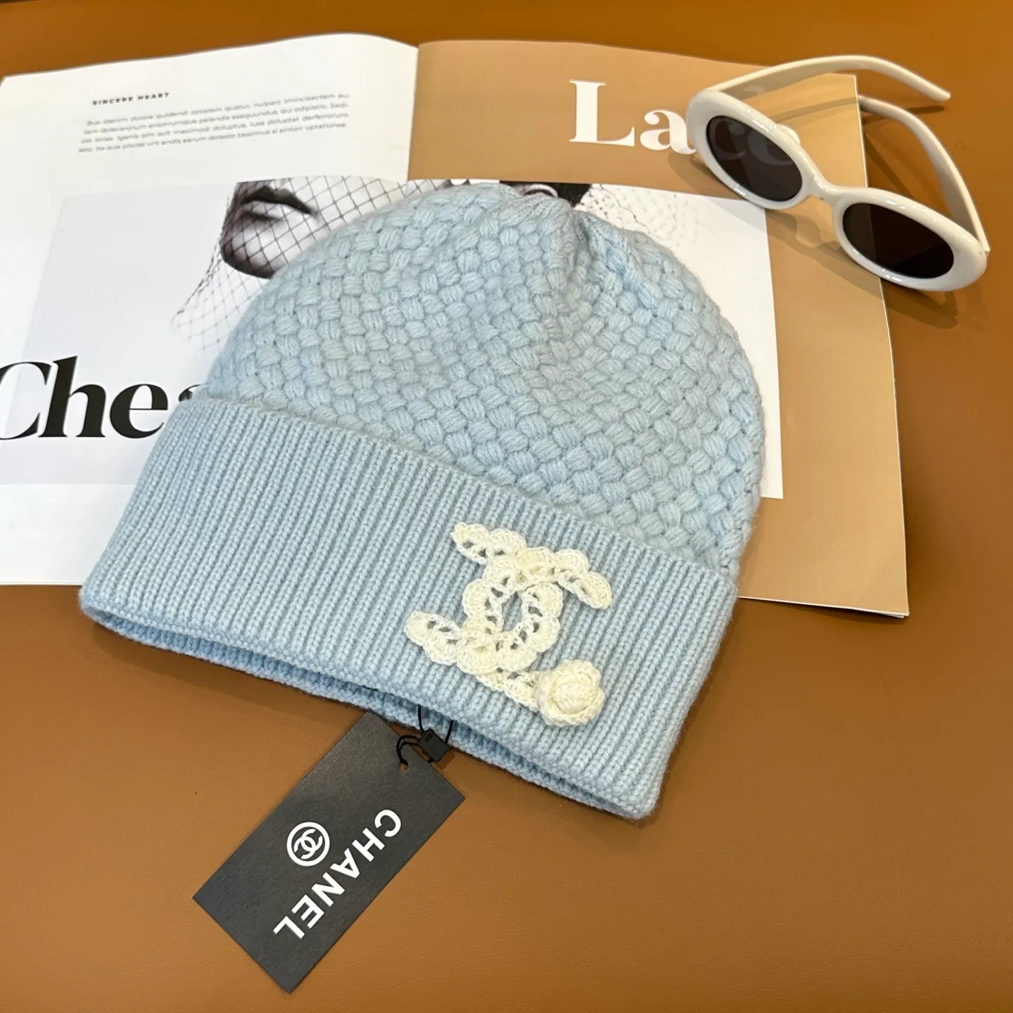 P70 Chanel official website quality Chanel autumn and winter knitted hat recommended by internet celebrity fashion bloggers. It hides a quiet sense of high-end. Every line is neat and elegant, simple but not simple, generous but not out of style. Every detail shows high-end taste, and the sense of fashion becomes more and more intriguing in the restraint.