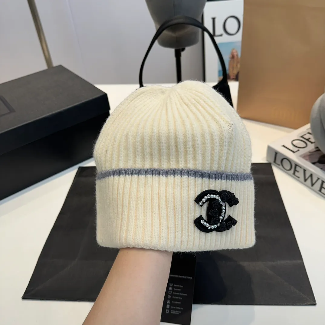 P60 Chanel official website quality Chanel autumn and winter wool hat recommended by internet celebrity fashion bloggers. It is a knitted hat with a super soft and comfortable feel and excellent elasticity!