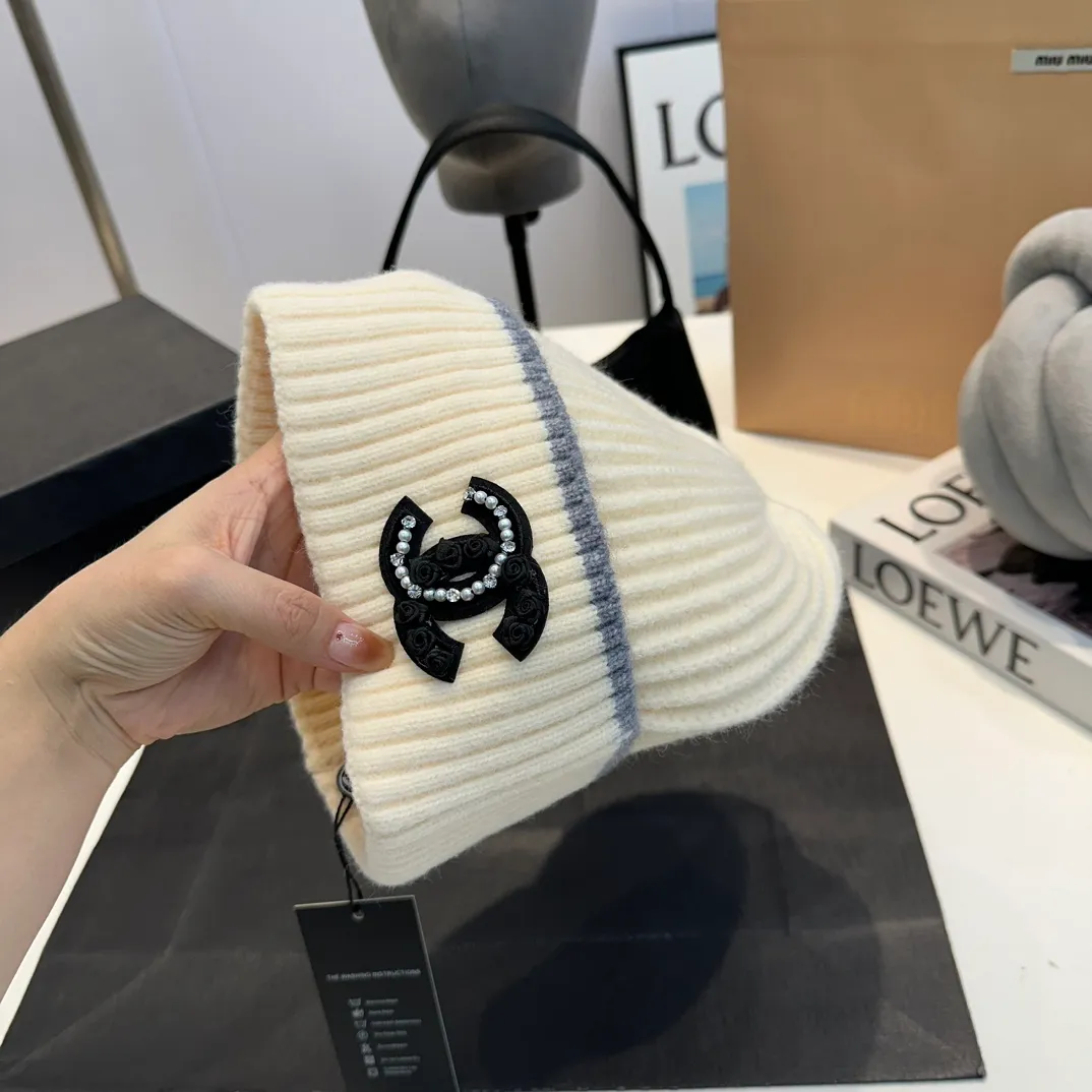 P60 Chanel official website quality Chanel autumn and winter wool hat recommended by internet celebrity fashion bloggers. It is a knitted hat with a super soft and comfortable feel and excellent elasticity!