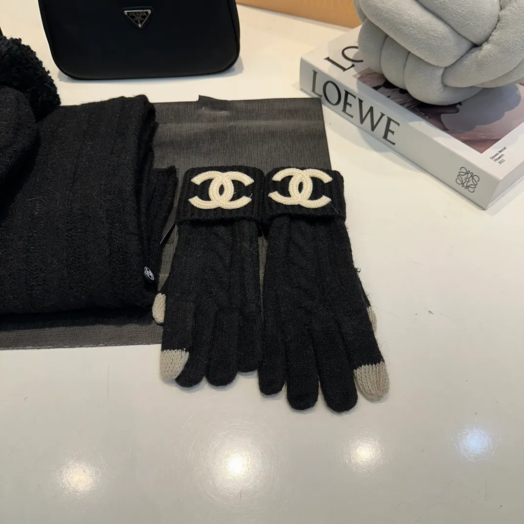 P160 Chanel Chanel autumn and winter woolen suit recommended by internet celebrity fashion bloggers, hat, gloves and scarf three-piece Xiaohongshu hot style, knitted hat with super soft and comfortable feel, excellent elasticity!