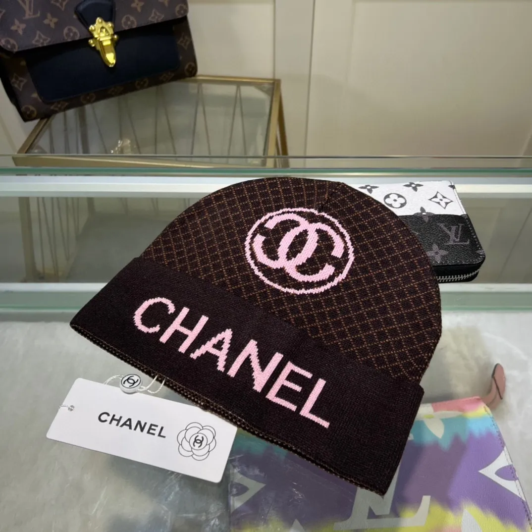 P42 comes with dust bag. CHANEL🎩cashmere wool quality knitted hat, fashionable, good quality, high-end, super soft! Super hot💖The texture is great and it’s great to match when out on the street! Fashion trends! A must-have item for autumn and winter, get it now!