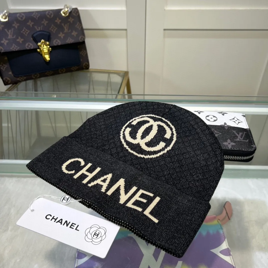 P42 comes with dust bag. CHANEL🎩cashmere wool quality knitted hat, fashionable, good quality, high-end, super soft! Super hot💖The texture is great and it’s great to match when out on the street! Fashion trends! A must-have item for autumn and winter, get it now!