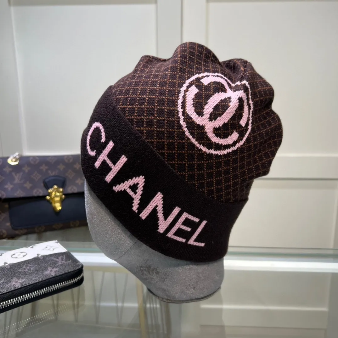 P42 comes with dust bag. CHANEL🎩cashmere wool quality knitted hat, fashionable, good quality, high-end, super soft! Super hot💖The texture is great and it’s great to match when out on the street! Fashion trends! A must-have item for autumn and winter, get it now!