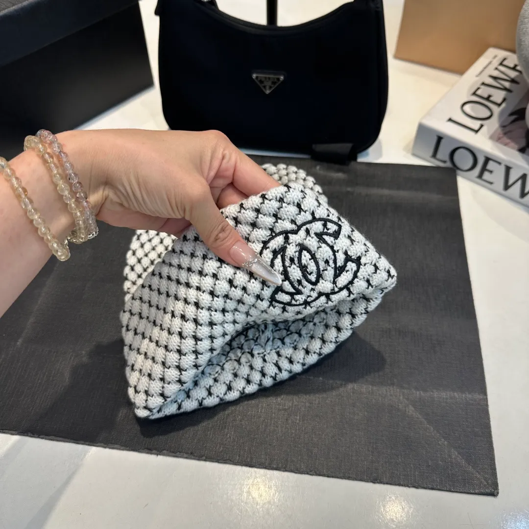 P60 Chanel knitted beanie