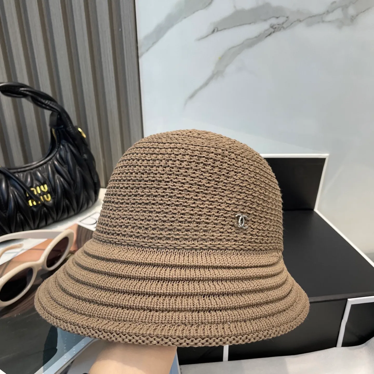 P60 CHANEL knitted basin hat, sun protection fisherman hat made of high density, a super tasteful knitted hat ~ the first choice for going out on the street! The shape of the hat is super nice, the color is perfect, and it’s light to carry! A must-have for little fairies🧚Head circumference 57cm