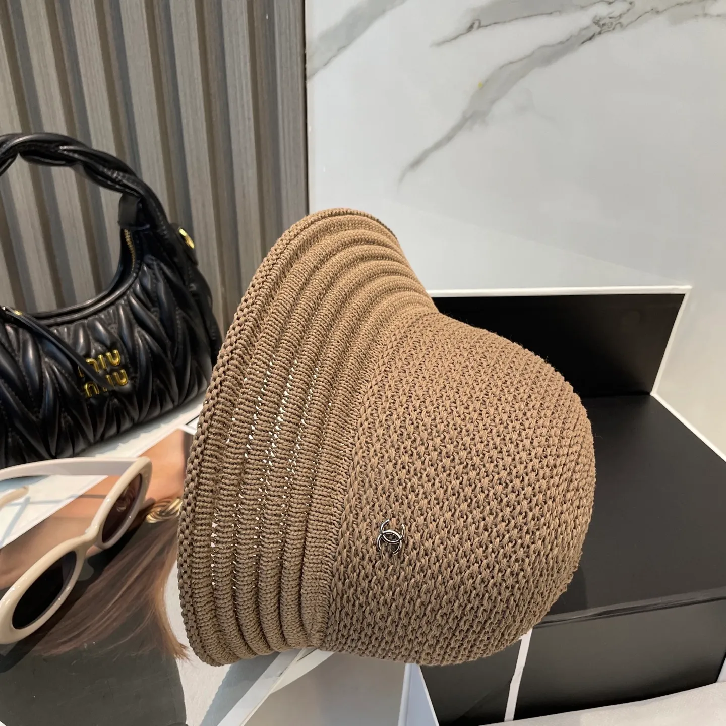 P60 CHANEL knitted basin hat, sun protection fisherman hat made of high density, a super tasteful knitted hat ~ the first choice for going out on the street! The shape of the hat is super nice, the color is perfect, and it’s light to carry! A must-have for little fairies🧚Head circumference 57cm
