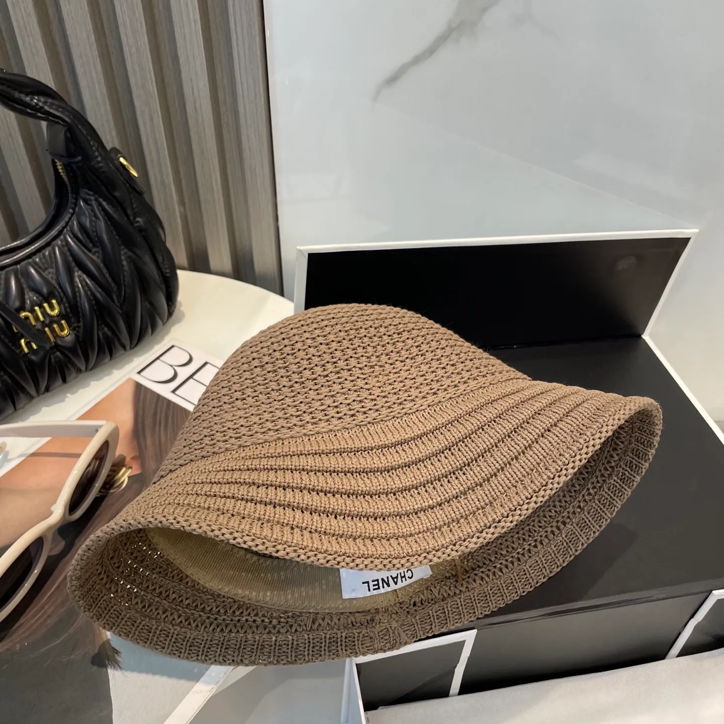 P60 CHANEL knitted basin hat, sun protection fisherman hat made of high density, a super tasteful knitted hat ~ the first choice for going out on the street! The shape of the hat is super nice, the color is perfect, and it’s light to carry! A must-have for little fairies🧚Head circumference 57cm