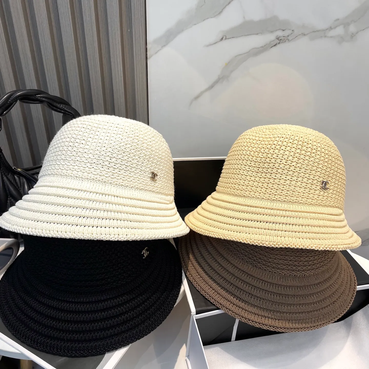 P60 CHANEL knitted basin hat, sun protection fisherman hat made of high density, a super tasteful knitted hat ~ the first choice for going out on the street! The shape of the hat is super nice, the color is perfect, and it’s light to carry! A must-have for little fairies🧚Head circumference 57cm