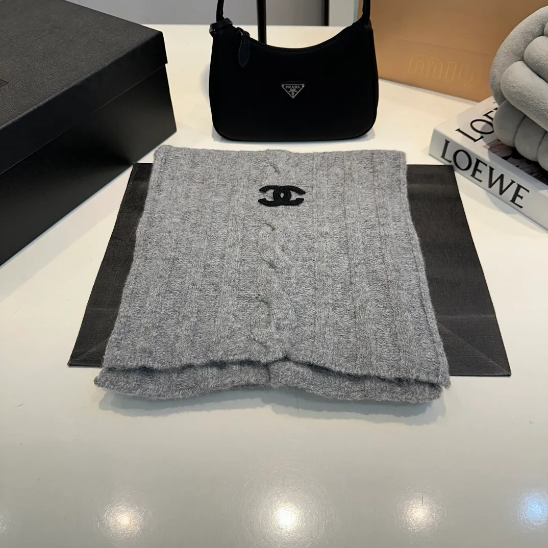 P160 Chanel Chanel autumn and winter woolen suit recommended by internet celebrity fashion bloggers, hat, gloves and scarf three-piece Xiaohongshu hot style, knitted hat with super soft and comfortable feel, excellent elasticity!