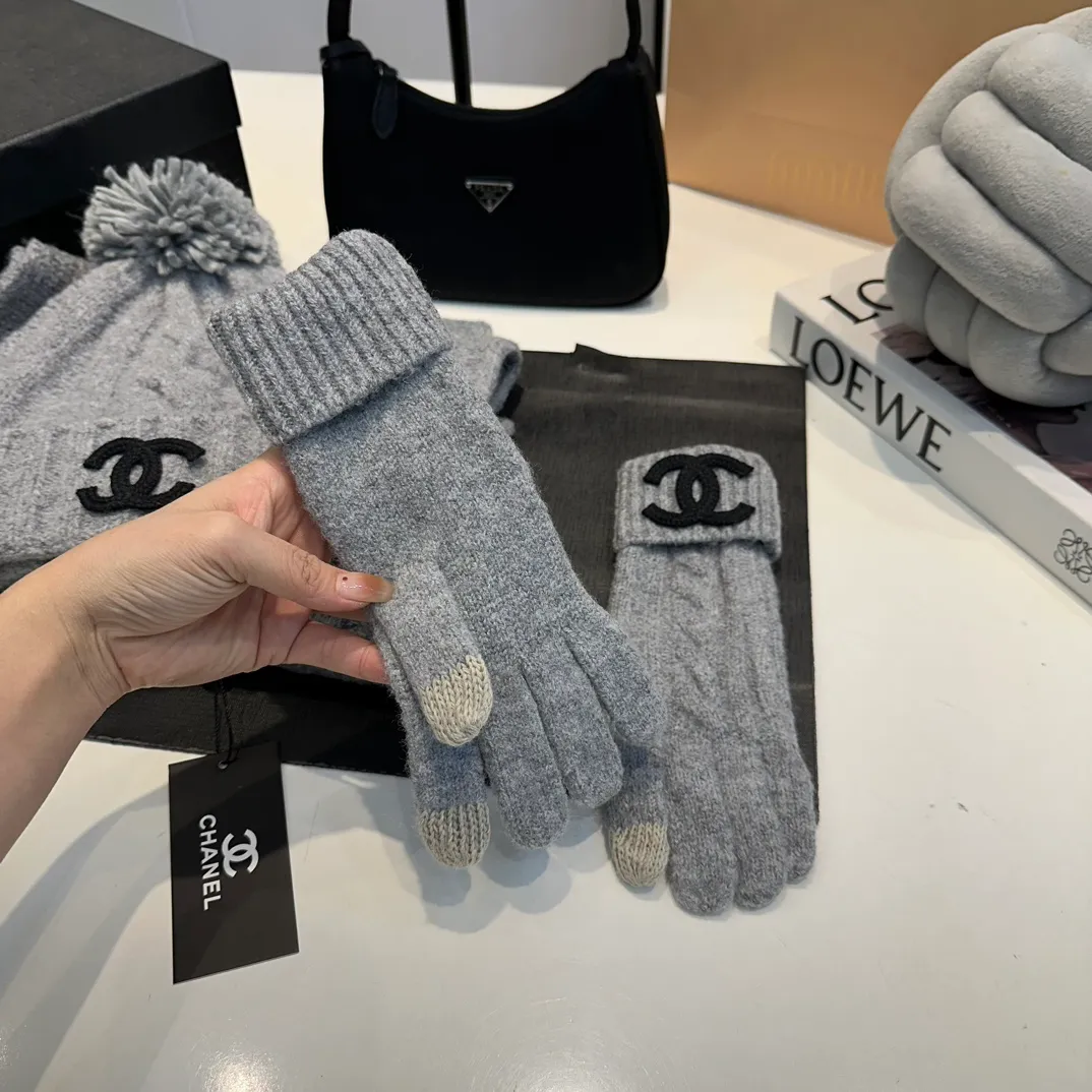 P160 Chanel Chanel autumn and winter woolen suit recommended by internet celebrity fashion bloggers, hat, gloves and scarf three-piece Xiaohongshu hot style, knitted hat with super soft and comfortable feel, excellent elasticity!