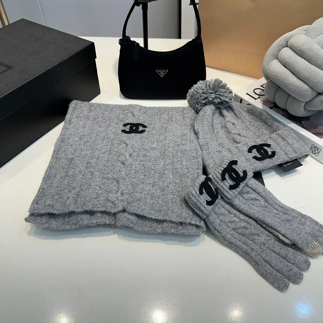P160 Chanel Chanel autumn and winter woolen suit recommended by internet celebrity fashion bloggers, hat, gloves and scarf three-piece Xiaohongshu hot style, knitted hat with super soft and comfortable feel, excellent elasticity!